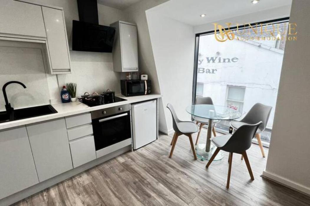 Unique Accommodation Liverpool - Luxury 2 Bed Apartments , Perfect For Business & Families, Book Now מראה חיצוני תמונה